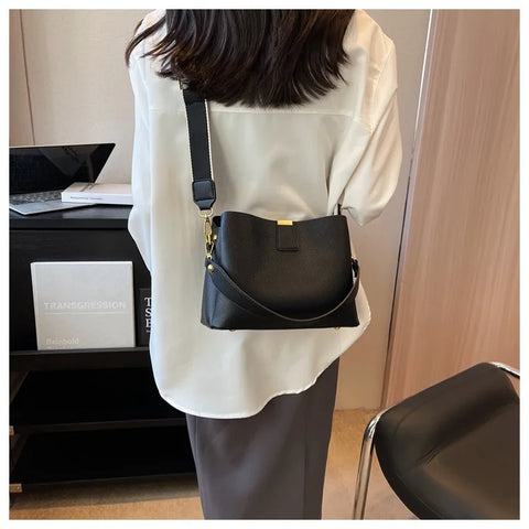 2026 New Trendy Fashion Handheld Bucket Bag Large Capacity Crossbody Bag for Women High-end Feel Women's Bag