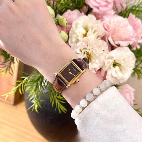 Classic, minimalist, light luxury, exquisite square high-end quartz watch with a versatile leather strap and retro style.