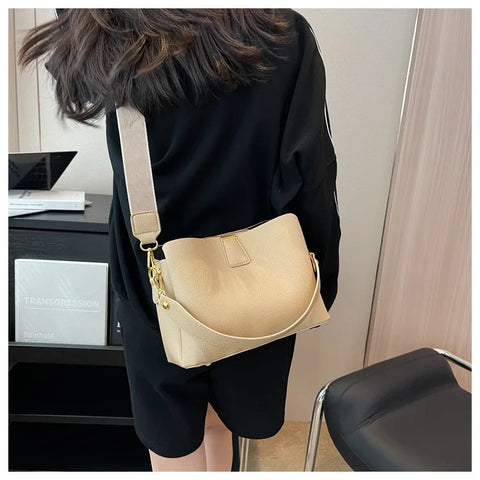2026 New Trendy Fashion Handheld Bucket Bag Large Capacity Crossbody Bag for Women High-end Feel Women's Bag