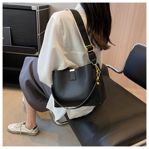 2026 New Trendy Fashion Handheld Bucket Bag Large Capacity Crossbody Bag for Women High-end Feel Women's Bag